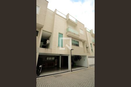 Casa de condomínio para alugar com 230m², 4 quartos e 3 vagasFachada