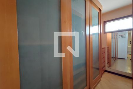 Casa à venda com 615m², 6 quartos e 6 vagas Casa à venda com 615m², 6 quartos e 6 vagasCloset Suíte 4