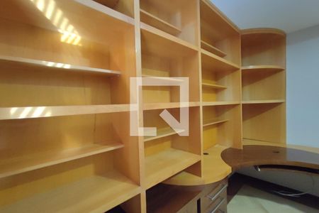 Casa à venda com 615m², 6 quartos e 6 vagas Casa à venda com 615m², 6 quartos e 6 vagasEscritório