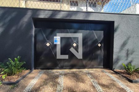 Casa à venda com 615m², 6 quartos e 6 vagas Casa à venda com 615m², 6 quartos e 6 vagasPLACA INSTALADA NA FACHADA