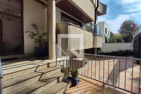 Casa à venda com 615m², 6 quartos e 6 vagas Casa à venda com 615m², 6 quartos e 6 vagasEntrada