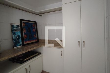 Casa à venda com 615m², 6 quartos e 6 vagas Casa à venda com 615m², 6 quartos e 6 vagasQuarto de Serviço