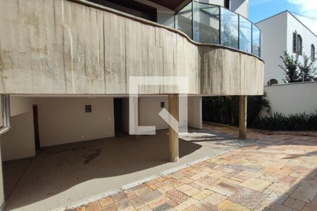 Casa à venda com 615m², 6 quartos e 6 vagas Casa à venda com 615m², 6 quartos e 6 vagasQuintal - Garagem
