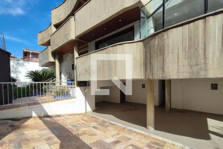 Casa à venda com 615m², 6 quartos e 6 vagas Casa à venda com 615m², 6 quartos e 6 vagasQuintal - Garagem