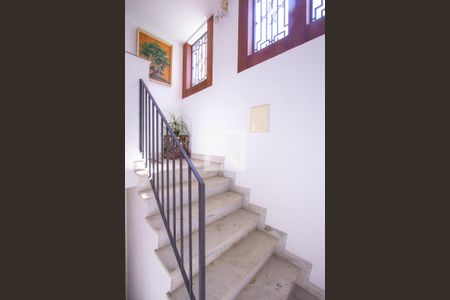 Apartamento à venda com 240m², 3 quartos e 2 vagas Apartamento à venda com 240m², 3 quartos e 2 vagasEscada