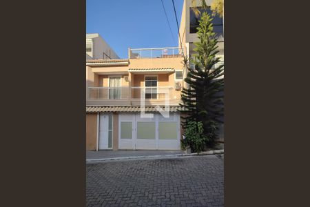 Casa de condomínio à venda com 100m², 3 quartos e 2 vagas Casa de condomínio à venda com 100m², 3 quartos e 2 vagasFachada