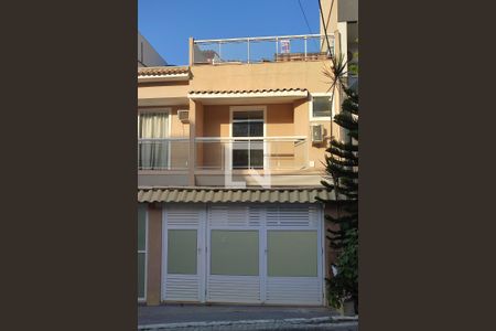 Casa de condomínio à venda com 100m², 3 quartos e 2 vagas Casa de condomínio à venda com 100m², 3 quartos e 2 vagasFachada