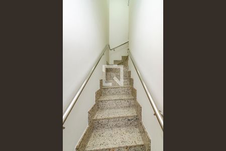 Apartamento à venda com 180m², 3 quartos e 4 vagas Apartamento à venda com 180m², 3 quartos e 4 vagasEscada