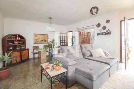 Casa à venda com 240m², 3 quartos e 3 vagas Casa à venda com 240m², 3 quartos e 3 vagasSala