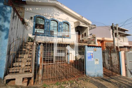 Casa à venda com 240m², 3 quartos e 3 vagas Casa à venda com 240m², 3 quartos e 3 vagasFachada