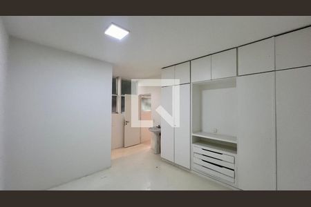 Apartamento à venda com 310m², 3 quartos e 2 vagas Apartamento à venda com 310m², 3 quartos e 2 vagasQuarto de Serviço