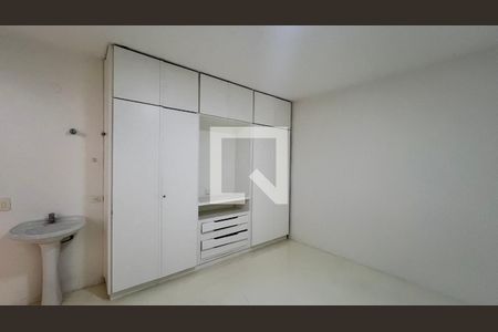 Apartamento à venda com 310m², 3 quartos e 2 vagas Apartamento à venda com 310m², 3 quartos e 2 vagasQuarto de Serviço