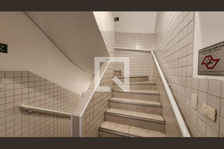 Apartamento para alugar com 80m², 3 quartos e 1 vaga Apartamento para alugar com 80m², 3 quartos e 1 vagaEscada