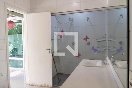 Casa à venda com 240m², 2 quartos e 4 vagas Casa à venda com 240m², 2 quartos e 4 vagasBanheiro 1