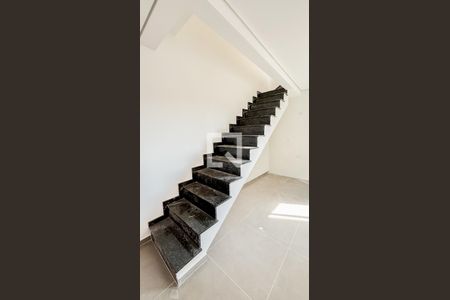 Apartamento à venda com 86m², 2 quartos e 2 vagas Apartamento à venda com 86m², 2 quartos e 2 vagasEscada