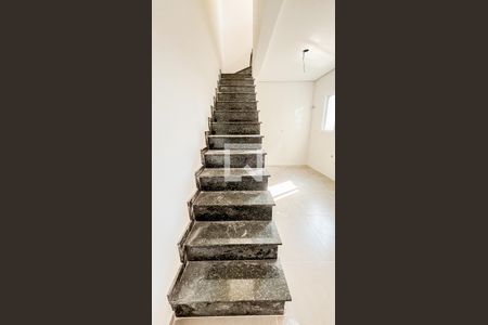 Apartamento à venda com 86m², 2 quartos e 2 vagas Apartamento à venda com 86m², 2 quartos e 2 vagasEscada