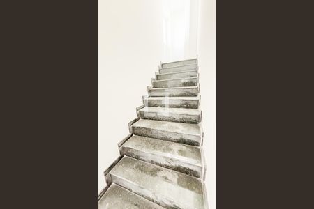 Apartamento à venda com 82m², 2 quartos e 1 vaga Apartamento à venda com 82m², 2 quartos e 1 vagaEscada