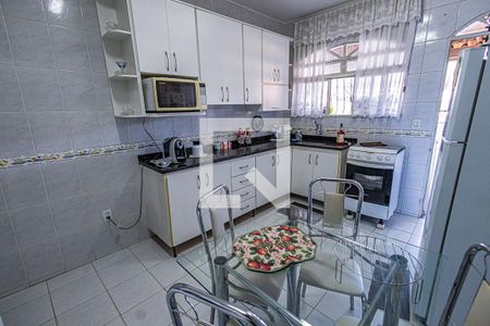 Casa à venda com 350m², 3 quartos e 2 vagas Casa à venda com 350m², 3 quartos e 2 vagasCozinha