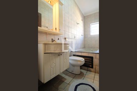 Casa à venda com 255m², 4 quartos e 8 vagasBanheiro da Suíte 2