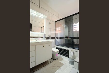 Casa à venda com 255m², 4 quartos e 8 vagasBanheiro da Suíte 1