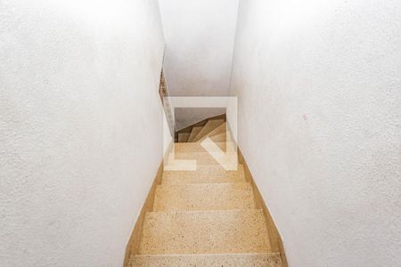 Casa à venda com 136m², 2 quartos e 2 vagas Casa à venda com 136m², 2 quartos e 2 vagasEscada