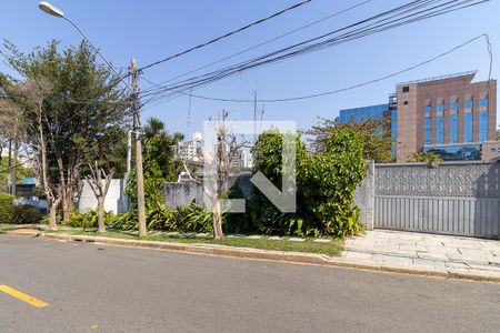 Casa à venda com 910m², 3 quartos e 4 vagas Casa à venda com 910m², 3 quartos e 4 vagasFachada