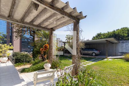 Casa à venda com 910m², 3 quartos e 4 vagas Casa à venda com 910m², 3 quartos e 4 vagasQuintal