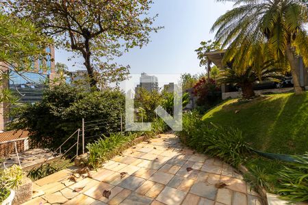 Casa à venda com 910m², 3 quartos e 4 vagas Casa à venda com 910m², 3 quartos e 4 vagasQuintal