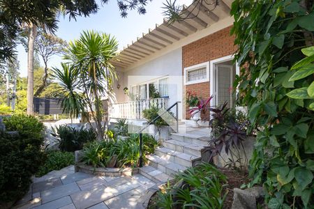 Casa à venda com 910m², 3 quartos e 4 vagas Casa à venda com 910m², 3 quartos e 4 vagasFachada interna e jardim