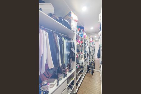 Casa à venda com 190m², 3 quartos e 4 vagas Casa à venda com 190m², 3 quartos e 4 vagasCloset da Suite