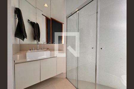 Apartamento à venda com 230m², 4 quartos e 4 vagas Apartamento à venda com 230m², 4 quartos e 4 vagasBanheiro da Suíte 1