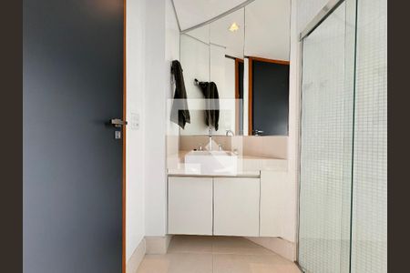 Apartamento à venda com 230m², 4 quartos e 4 vagas Apartamento à venda com 230m², 4 quartos e 4 vagasBanheiro da Suíte 1