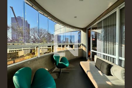 Apartamento à venda com 230m², 4 quartos e 4 vagas Apartamento à venda com 230m², 4 quartos e 4 vagasSacada