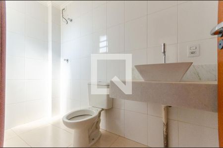 Casa de condomínio à venda com 98m², 2 quartos e 3 vagasBanheiro