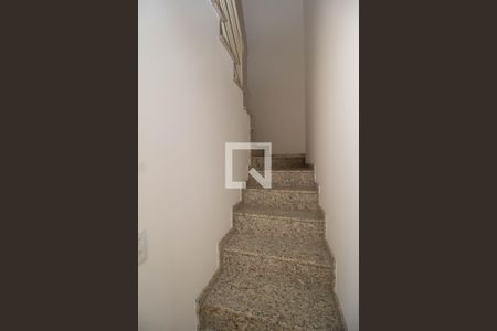 Casa de condomínio à venda com 94m², 2 quartos e 3 vagas Casa de condomínio à venda com 94m², 2 quartos e 3 vagasEscada