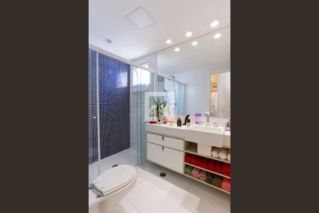 Apartamento à venda com 140m², 3 quartos e 2 vagas Apartamento à venda com 140m², 3 quartos e 2 vagasBanheiro da Suíte