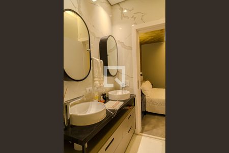 Casa à venda com 200m², 2 quartos e 2 vagas Casa à venda com 200m², 2 quartos e 2 vagasBanheiro da Suíte