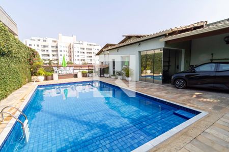 Casa à venda com 241m², 4 quartos e 5 vagasQuintal - Piscina