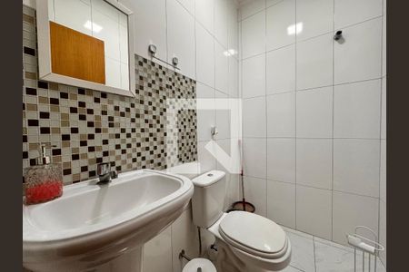 Casa à venda com 212m², 3 quartos e 5 vagasBanheiro de serviço