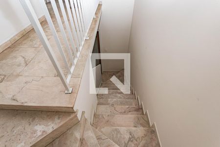 Casa à venda com 232m², 4 quartos e 2 vagas Casa à venda com 232m², 4 quartos e 2 vagasEscada