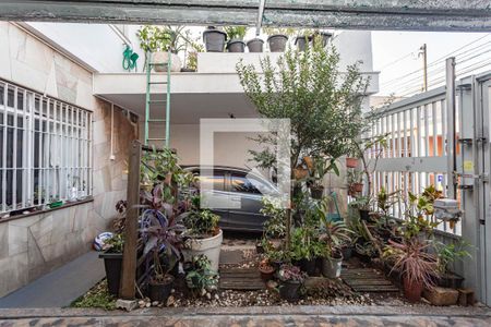 Casa à venda com 232m², 4 quartos e 2 vagas Casa à venda com 232m², 4 quartos e 2 vagasGaragem