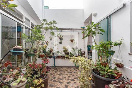 Casa à venda com 232m², 4 quartos e 2 vagas Casa à venda com 232m², 4 quartos e 2 vagasQuintal