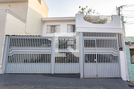 Casa à venda com 232m², 4 quartos e 2 vagas Casa à venda com 232m², 4 quartos e 2 vagasFachada