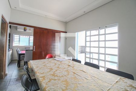 Casa à venda com 230m², 3 quartos e 3 vagas Casa à venda com 230m², 3 quartos e 3 vagasSala