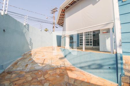 Casa à venda com 230m², 3 quartos e 3 vagas Casa à venda com 230m², 3 quartos e 3 vagasÁrea externa