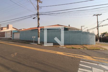 Casa à venda com 230m², 3 quartos e 3 vagas Casa à venda com 230m², 3 quartos e 3 vagasFachada