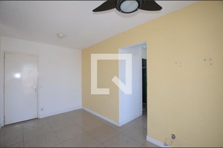 Sala de apartamento para alugar com 2 quartos, 48m² em Parada de Lucas, Rio de Janeiro