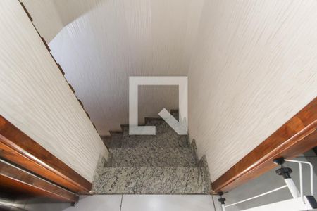 Casa de condomínio à venda com 64m², 2 quartos e 1 vagaEscada