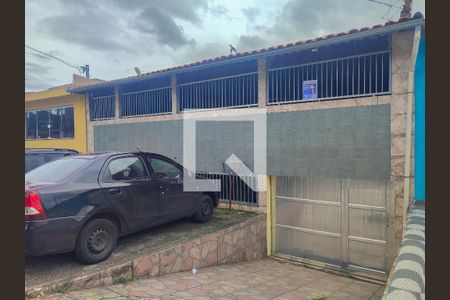 Casa à venda com 250m², 3 quartos e 2 vagas Casa à venda com 250m², 3 quartos e 2 vagasFachada