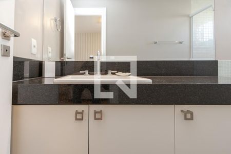 Apartamento à venda com 379m², 4 quartos e 4 vagas Apartamento à venda com 379m², 4 quartos e 4 vagasBanheiro Suíte 2